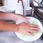 Lavare i piatti a mano riduce il rischio di sviluppare allergie?