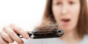 Trattamento con 5 mg/giorno di finasteride per la perdita dei capelli nelle donne in postmenopausa normo-androgenetica